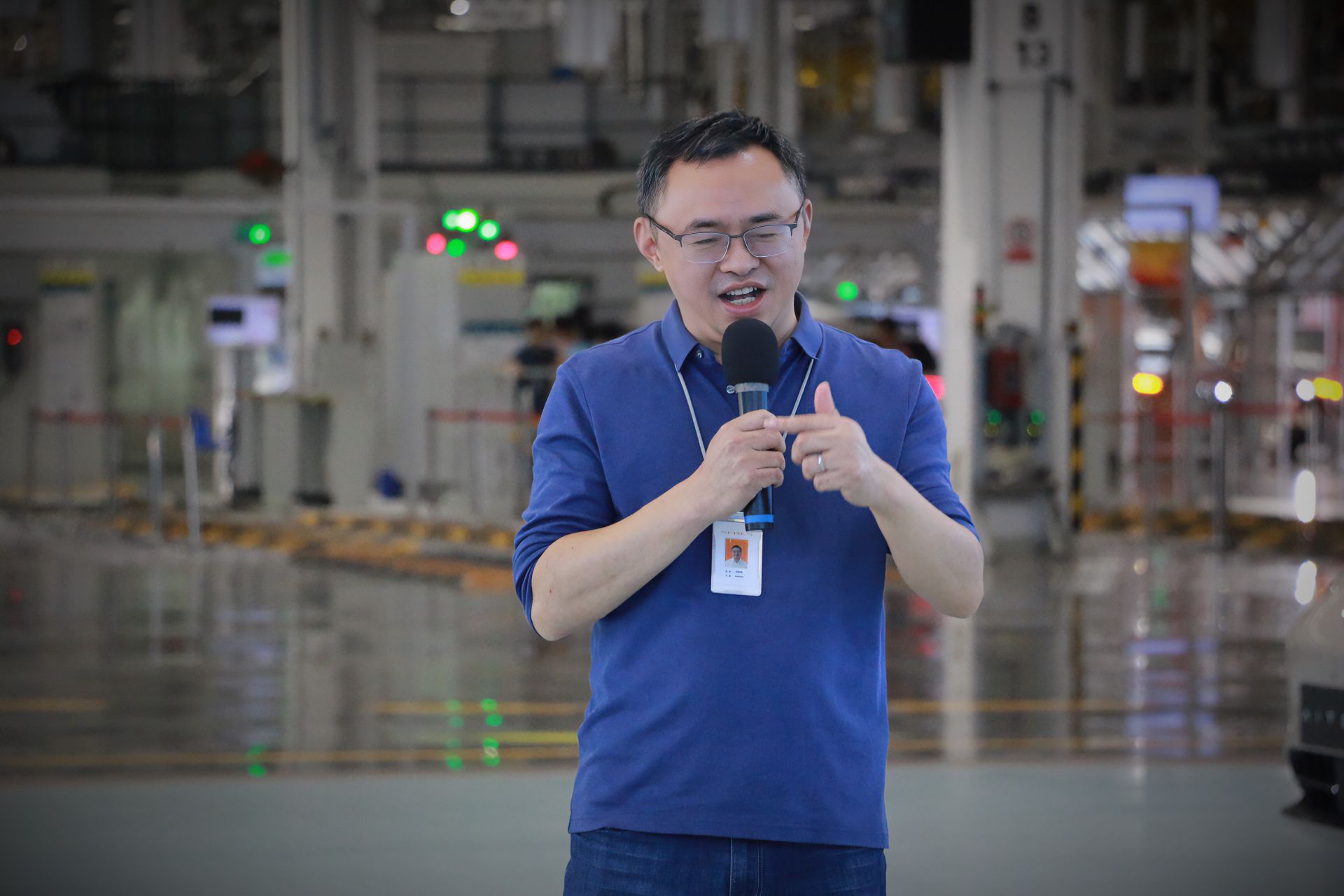 探秘智慧制造 2021级自动化专业学生赴赛力斯两江智慧工厂参观学习与技术交流纪实